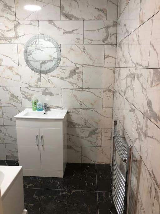 Lovely 3 Bedroom Entire Home With Street Parking - Close To Nec, Bhx Airport - Sleeps 6 Guests Ideal For Contractors & Families 버밍엄 외부 사진